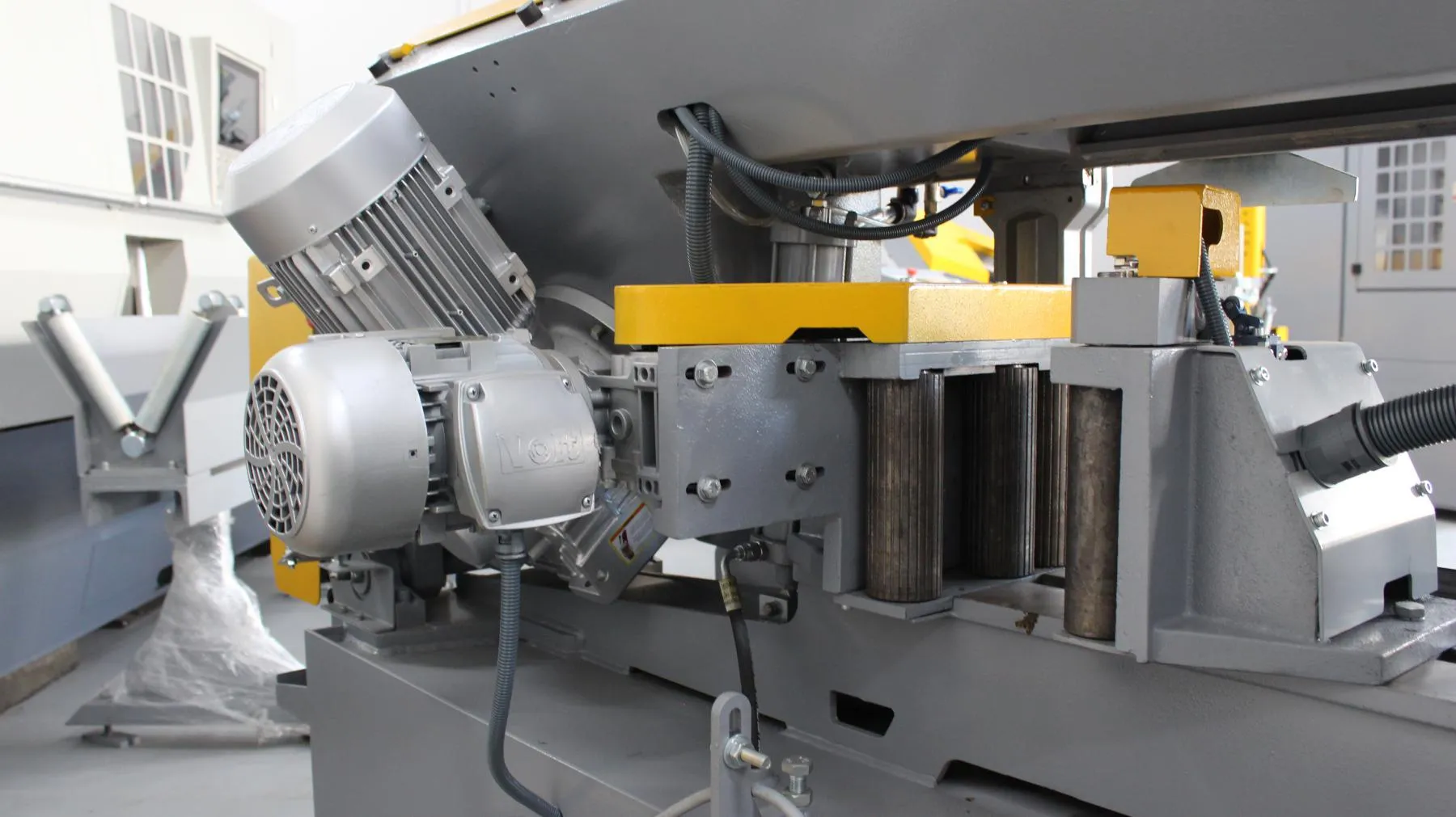 Kesmak Kesmak KME 350 PLC Elektronik Kontrollü Şerit Testere - Şerit Testere Ürünler görsel 4